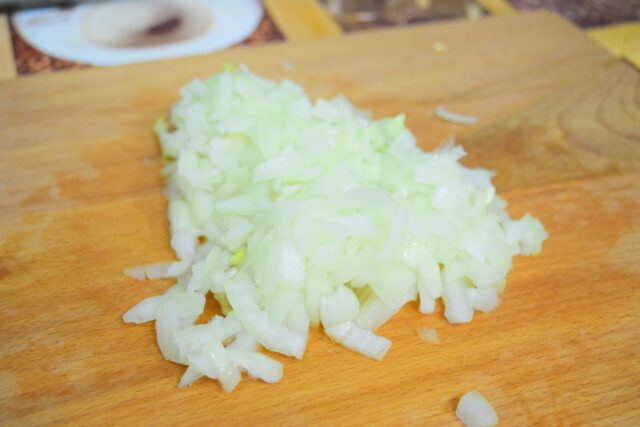 мелко резать лук