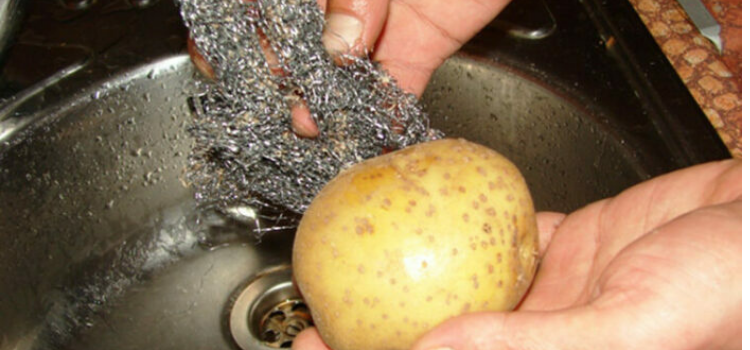 чистим молодой картофель