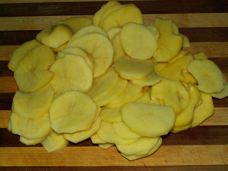 Картофельный гратен со сливками и сыром. Праздничный гарнир к мясу и птице