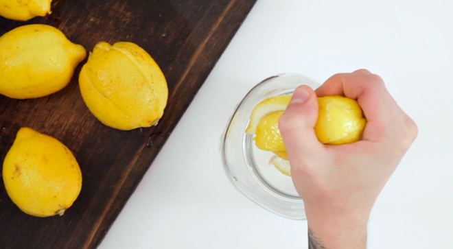 отжать лимон руками