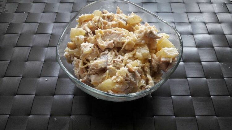 Как приготовить вкусный салат из курицы с ананасами?