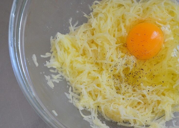 картофельную массу добавить яйцо
