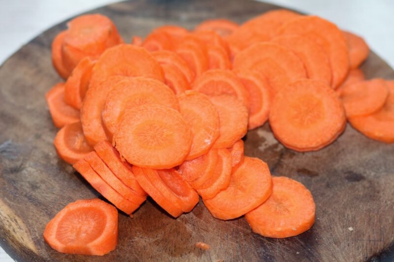 морковь режем кружочками