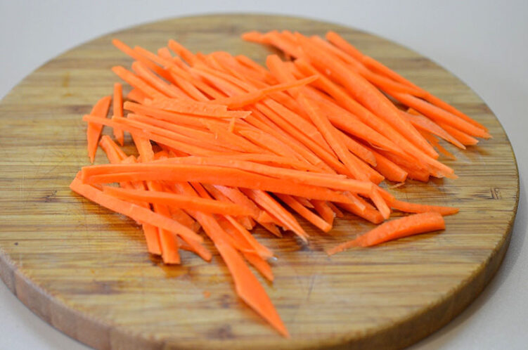 порезать морковь соломкой
