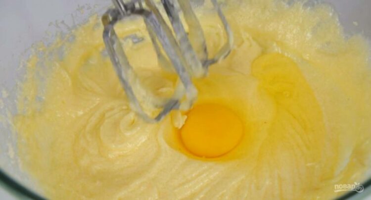 сбить масло с яйцом