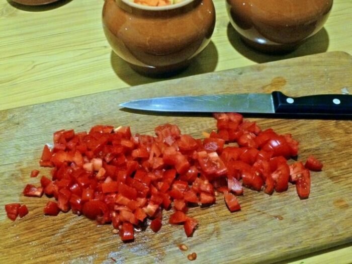 режем помидоры на кубики