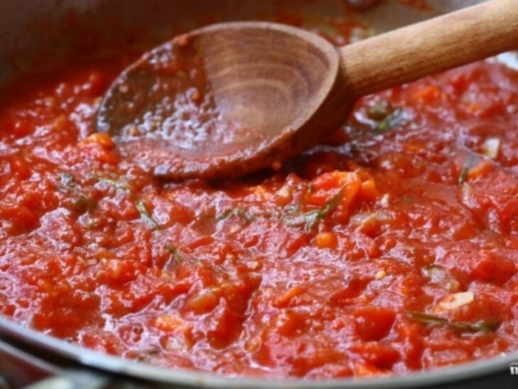 томатный соус. Тунец тушеный с овощами