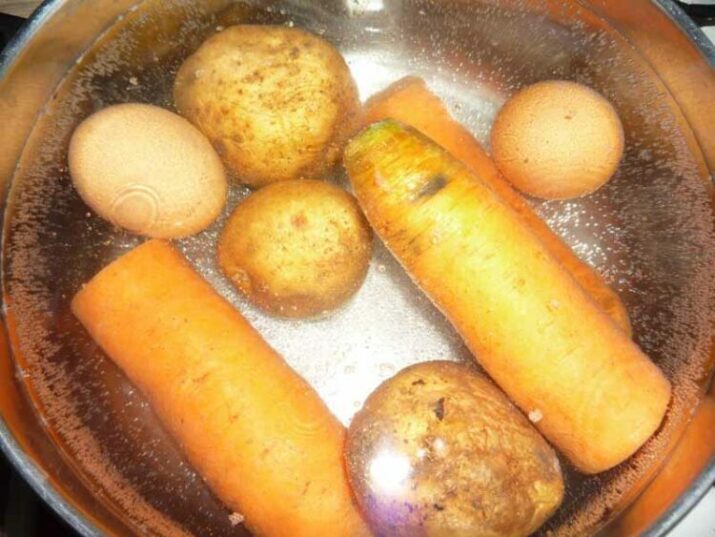 отвариваем картофель и морковь в мундире