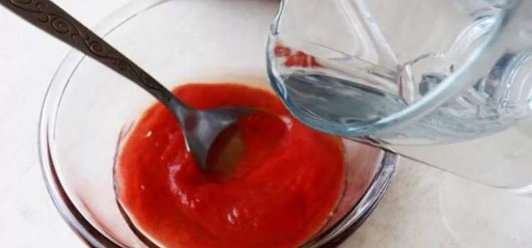 томатной пасты разбавить стаканом холодной воды