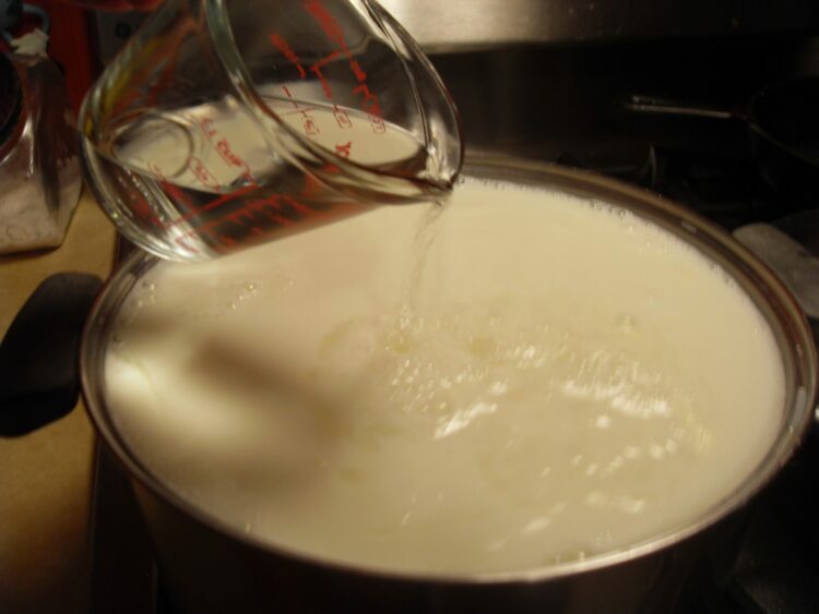 добавляем ферменты в молоко