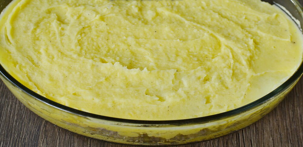 В подготовленную форму выкладываем картофельное пюре.