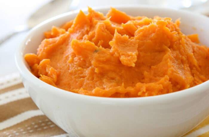 приготовить из отварной моркови и картофеля пюре
