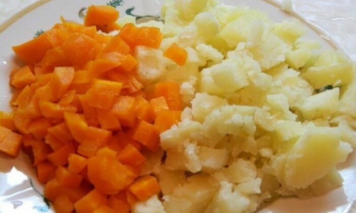 нарезать кубиками отварную морковь и картофель