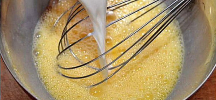 яичные желтки с сахаром и сливки