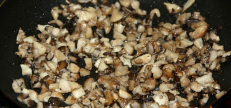 грибы режем и обжариваем на сковороде