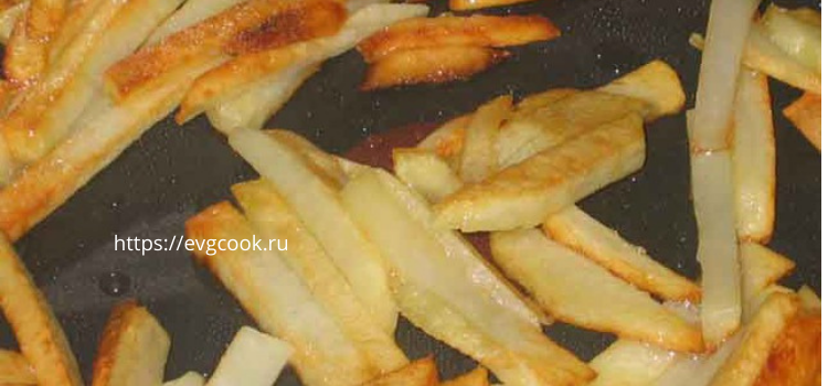 картофель соломкой обжарить до золотистого цвета