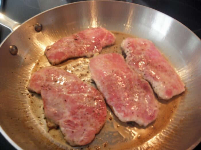 мясо обжарить на сковороде. Вкусно готовим свинину