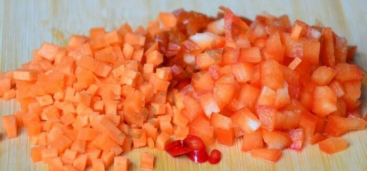нарезать морковь и болгарский перец