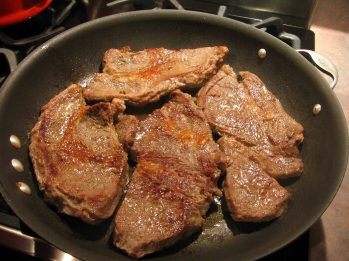 обжарить мясо на сковороде. Вкусно готовим свинину