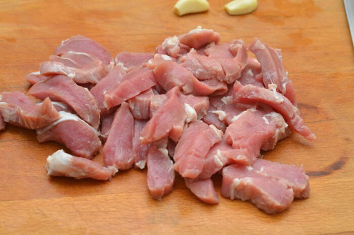 Мясо режем на брусочки. Вкусно готовим свинину