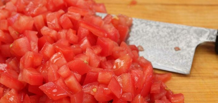 помидоры режем на кубики