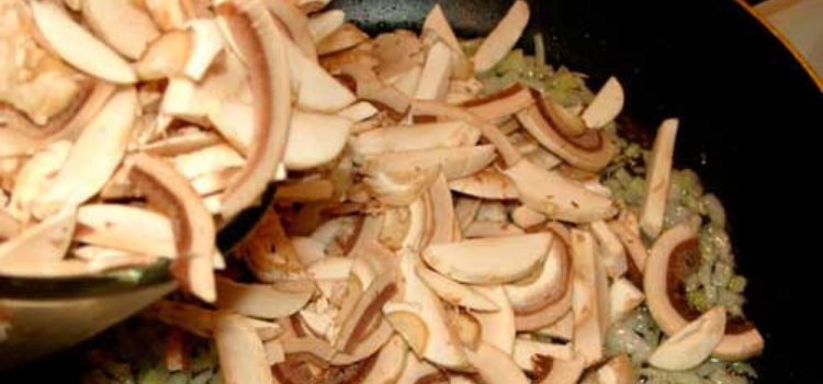 грибы режем на пластины и обжариваем с луком