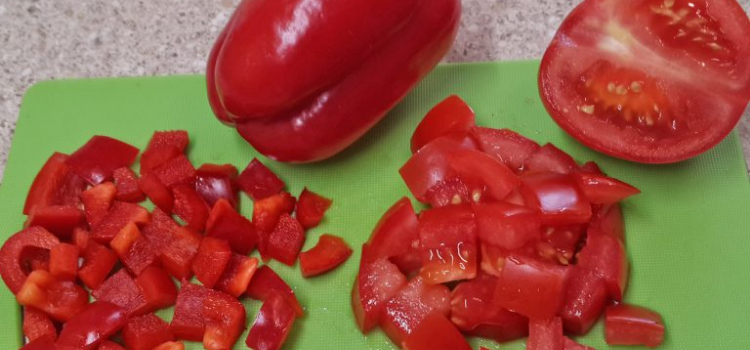 порезать помидоры и болгарский перец