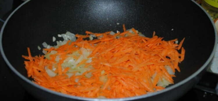 в пережаренный лук добавить морковь