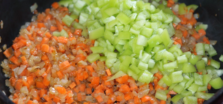 обжарить лук, морковь, сельдерей. Суп минестроне классический.